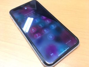 iPhoneXR 画面交換】画面の黒いシミは液晶漏れ⁉広がる前に対処を